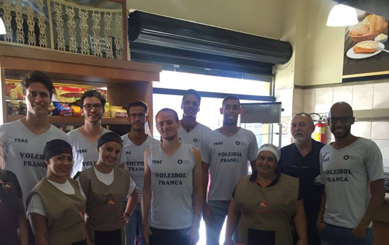 Elenco do vôlei masculino de Franca durante evento (foto: Divulgação)